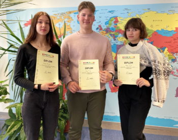 Happy Family liikmed, 11. klasside õpilased Nelle Paavle, Mikk Simakovitš ja Karoliina Lotta Kangust, on valmis oma ideega maailma vallutama.